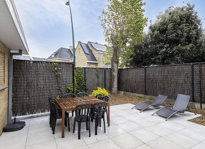 Gemuetliches Wohnzimmer im Maison Emile, Ferienhaus in De Panne, mit Sitzecke und modernem Kamin.