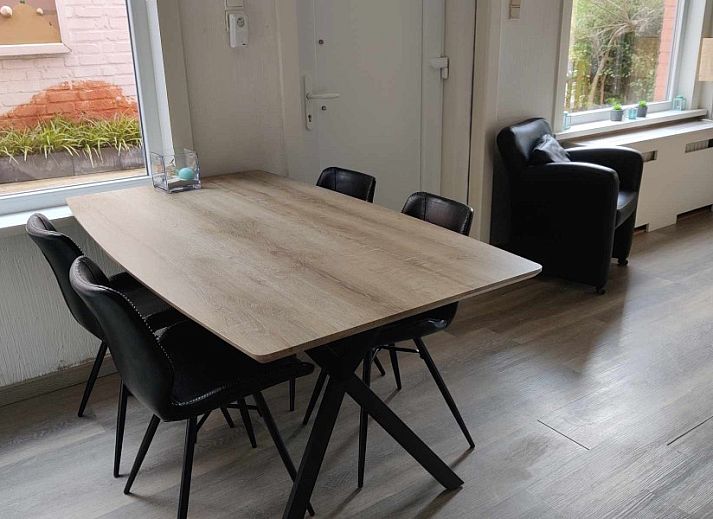 Ferienhaus La Casita in De Panne mit schoener Backsteinfassade und gruenen Blumenkaesten.