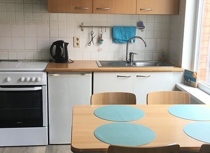 Gemuetliches Wohnzimmer in La Casita, Ferienhaus De Panne, mit bequemem Sofa und moderner Einrichtung.