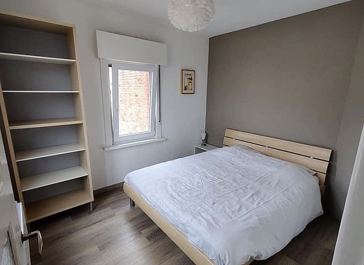 Gemuetliches Wohnzimmer in La Casita, Ferienhaus De Panne, mit bequemem Sofa und moderner Einrichtung.