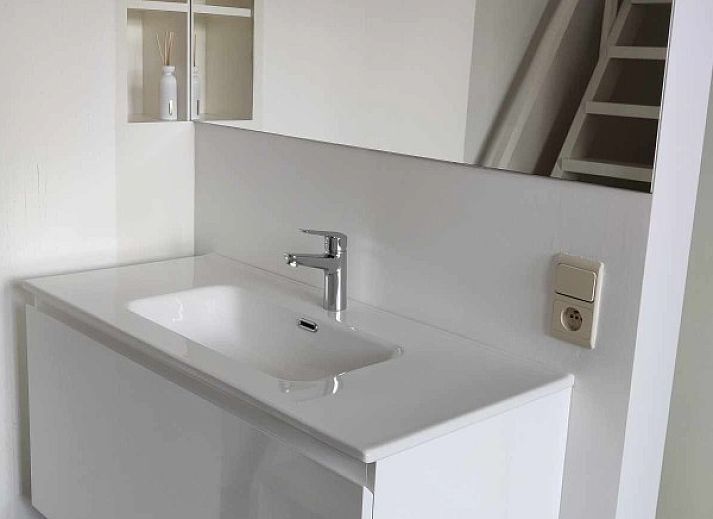 Gemuetliches Wohnzimmer in La Casita, Ferienhaus De Panne, mit bequemem Sofa und moderner Einrichtung.