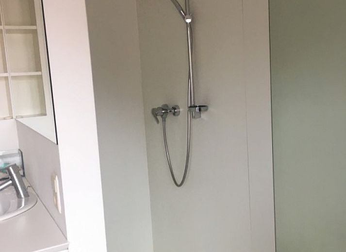 Gemuetliches Wohnzimmer in La Casita, Ferienhaus De Panne, mit bequemem Sofa und moderner Einrichtung.