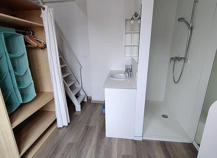 Gemuetliches Wohnzimmer in La Casita, Ferienhaus De Panne, mit bequemem Sofa und moderner Einrichtung.