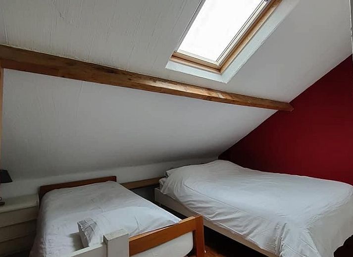 Essecke in La Casita, Ferienhaus De Panne, mit stilvollem Holztisch und viel Tageslicht.