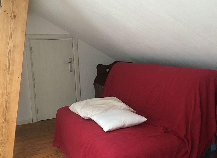Essecke in La Casita, Ferienhaus De Panne, mit stilvollem Holztisch und viel Tageslicht.