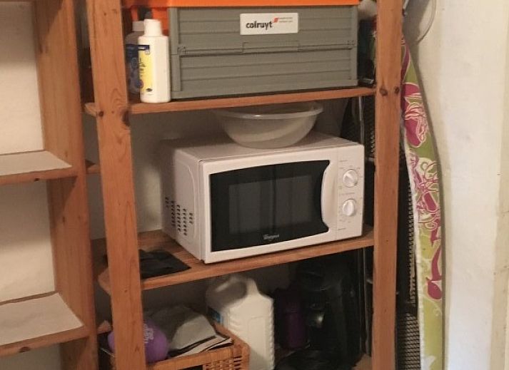 Essecke in La Casita, Ferienhaus De Panne, mit stilvollem Holztisch und viel Tageslicht.