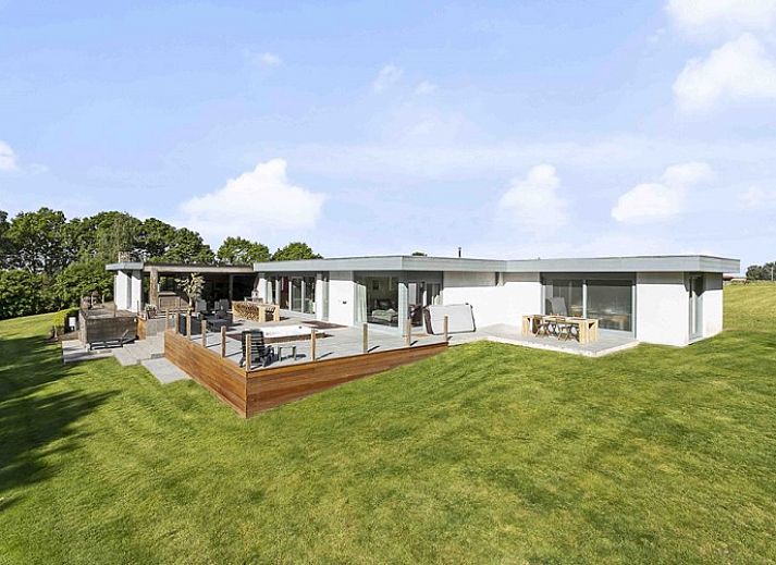 Ferienhaus Ren in Lichtervelde, Belgien mit groer Terrasse und grner Umgebung.