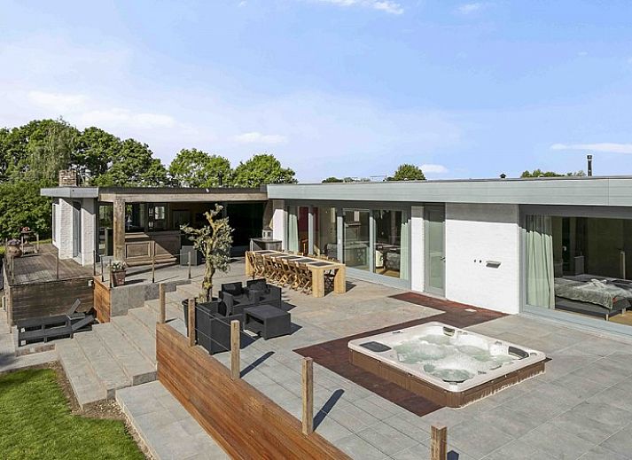 Ferienhaus Ren in Lichtervelde, Belgien mit groer Terrasse und grner Umgebung.