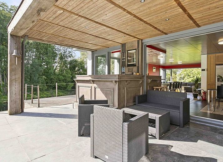 Ferienhaus Ren in Lichtervelde, Belgien mit groer Terrasse und grner Umgebung.
