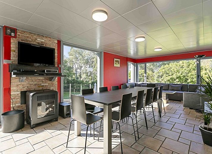 Ferienhaus Ren in Lichtervelde, Belgien mit groer Terrasse und grner Umgebung.