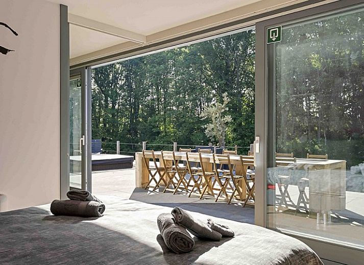 Terrasse mit Jacuzzi im Ferienhaus Ren in Lichtervelde, Westflandern.