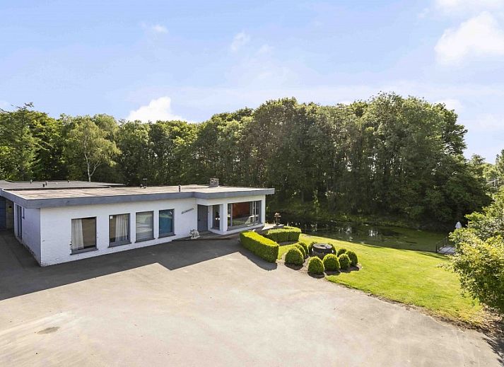 berdachte Veranda mit Sitzbereich im Ferienhaus Ren in Lichtervelde, Belgien.