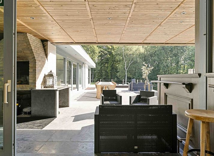 Innenbar mit Blick auf die Natur im Ferienhaus Ren in Lichtervelde, Westflandern.