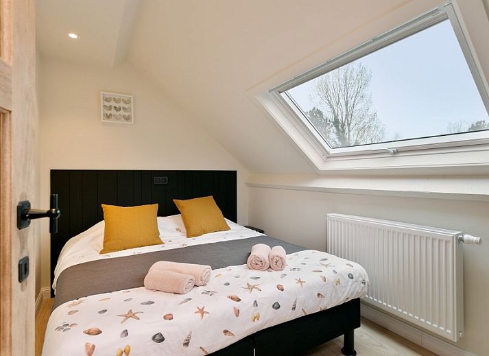 Vooraanzicht van Villa Miro, vakantiehuis in Sint-Idesbald, met moderne architectuur en oprit.