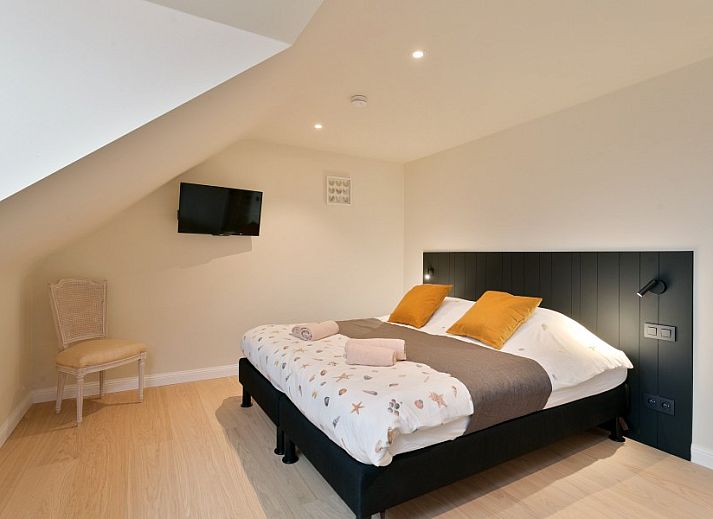 Ruime woonkamer van Villa Miro, vakantiehuis in Sint-Idesbald, met comfortabele banken en veel licht.