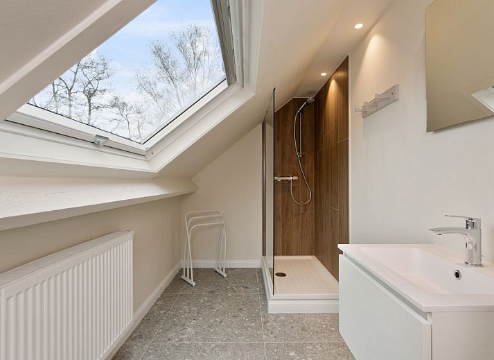 Ruime woonkamer van Villa Miro, vakantiehuis in Sint-Idesbald, met comfortabele banken en veel licht.