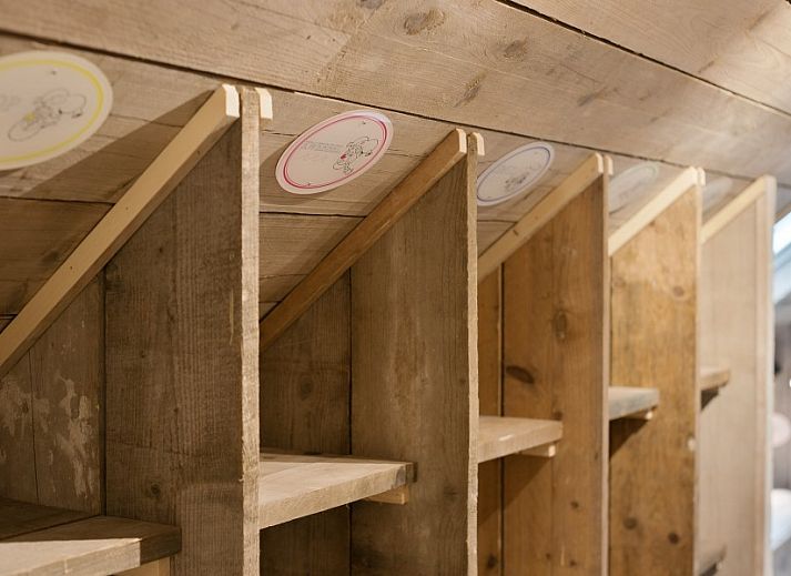 Ruime woonkamer van Villa Miro, vakantiehuis in Sint-Idesbald, met comfortabele banken en veel licht.