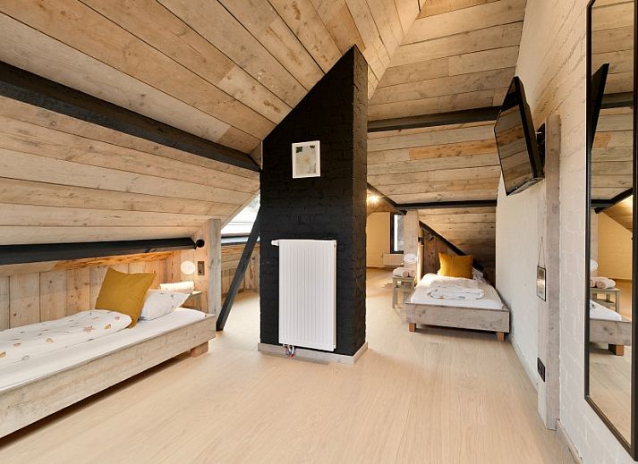 Ruime woonkamer van Villa Miro, vakantiehuis in Sint-Idesbald, met comfortabele banken en veel licht.