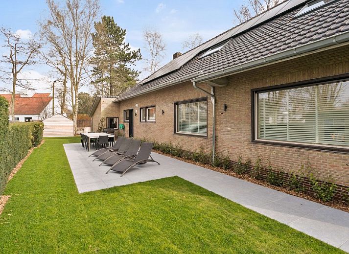 Gezellige zithoek in Villa Miro, vakantiehuis in Sint-Idesbald, met grote ramen en houten salontafel.