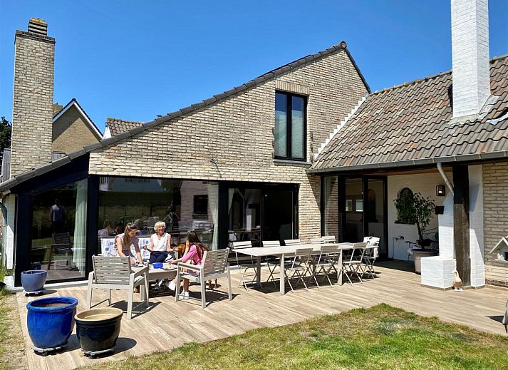 Petunias Deluxe-Ferienhaus in Sint-Idesbald, Westflandern, mit sonnigem Garten und traditioneller Architektur fuer einen entspannten Aufenthalt.