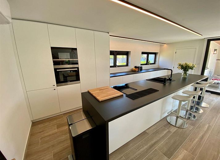 Petunias Deluxe-Ferienhaus in Sint-Idesbald, Westflandern, mit sonnigem Garten und traditioneller Architektur fuer einen entspannten Aufenthalt.