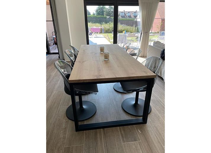 Gemuetliches Wohnzimmer des Ferienhauses Petunias Deluxe in Sint-Idesbald, Westflandern, mit Kamin und bequemer Sitzecke.