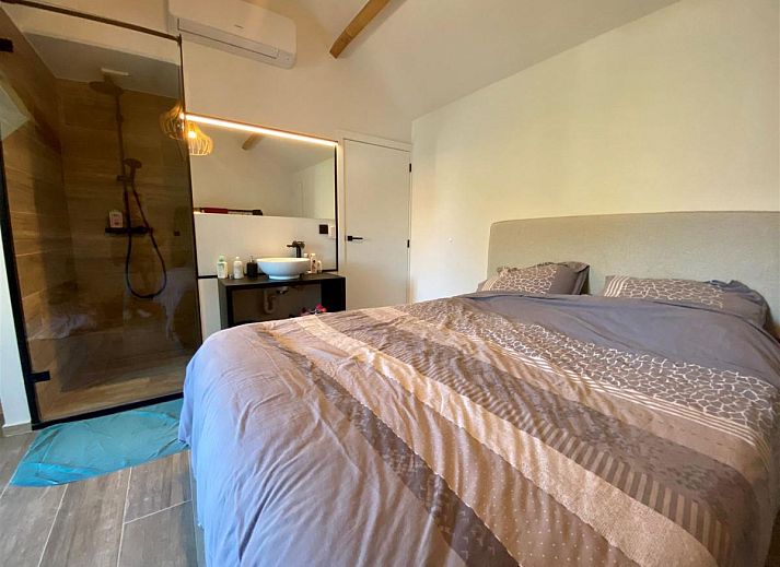 Luxurioeses Schlafzimmer im Ferienhaus Petunias Deluxe, Sint-Idesbald, Westflandern, mit moderner Einrichtung und Gartenblick.