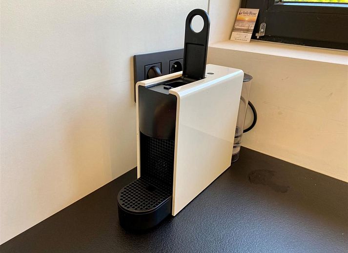 Luxurioeses Schlafzimmer im Ferienhaus Petunias Deluxe, Sint-Idesbald, Westflandern, mit moderner Einrichtung und Gartenblick.