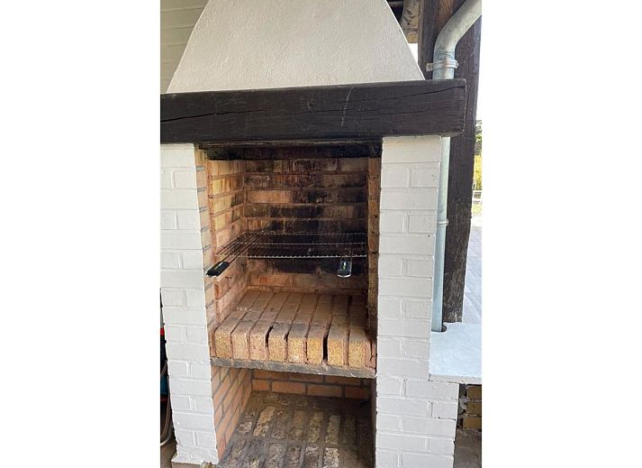 Geniessen Sie die Sonne auf der geraeumigen Terrasse des Ferienhauses Petunias Deluxe in Sint-Idesbald, Westflandern, Belgien.