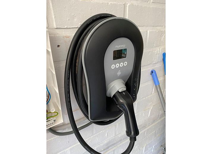 Geniessen Sie die Sonne auf der geraeumigen Terrasse des Ferienhauses Petunias Deluxe in Sint-Idesbald, Westflandern, Belgien.