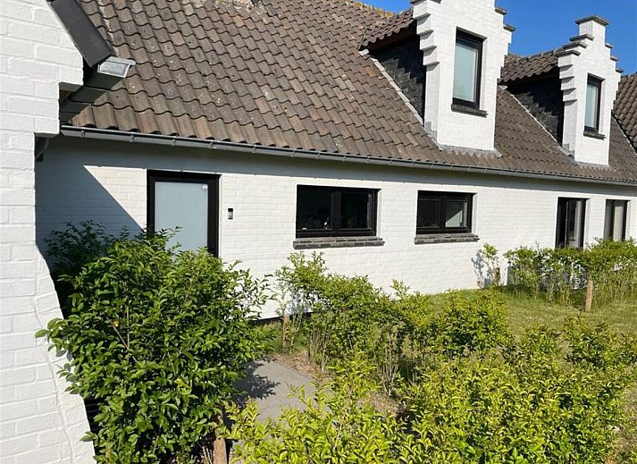 Geniessen Sie die Sonne auf der geraeumigen Terrasse des Ferienhauses Petunias Deluxe in Sint-Idesbald, Westflandern, Belgien.