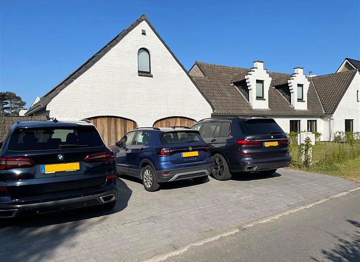 Geniessen Sie die Sonne auf der geraeumigen Terrasse des Ferienhauses Petunias Deluxe in Sint-Idesbald, Westflandern, Belgien.