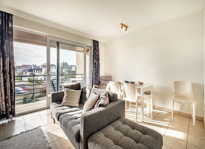 Lichte woonkamer van vakantiehuis Cat Tweede in Sint-Idesbald, West-Vlaanderen, met modern interieur en uitzicht op de omgeving.