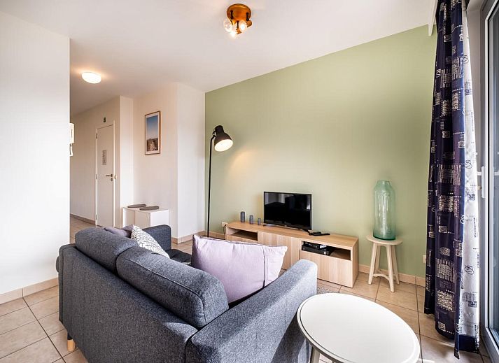 Lichte woonkamer van vakantiehuis Cat Tweede in Sint-Idesbald, West-Vlaanderen, met modern interieur en uitzicht op de omgeving.