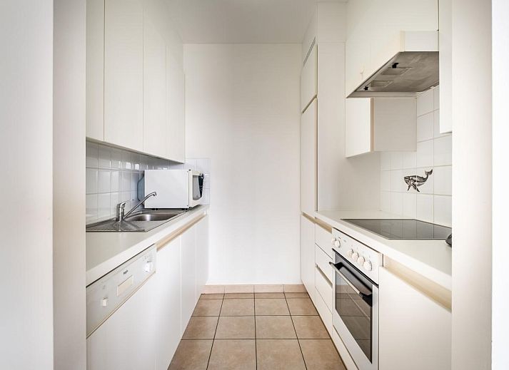 Lichte woonkamer van vakantiehuis Cat Tweede in Sint-Idesbald, West-Vlaanderen, met modern interieur en uitzicht op de omgeving.