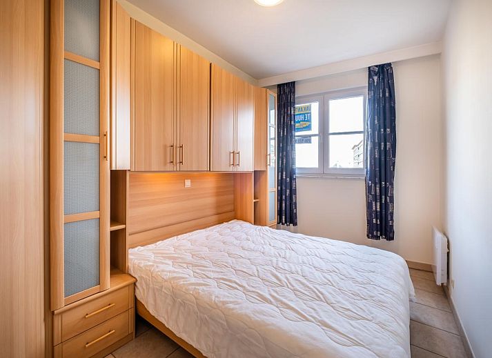 Lichte woonkamer van vakantiehuis Cat Tweede in Sint-Idesbald, West-Vlaanderen, met modern interieur en uitzicht op de omgeving.