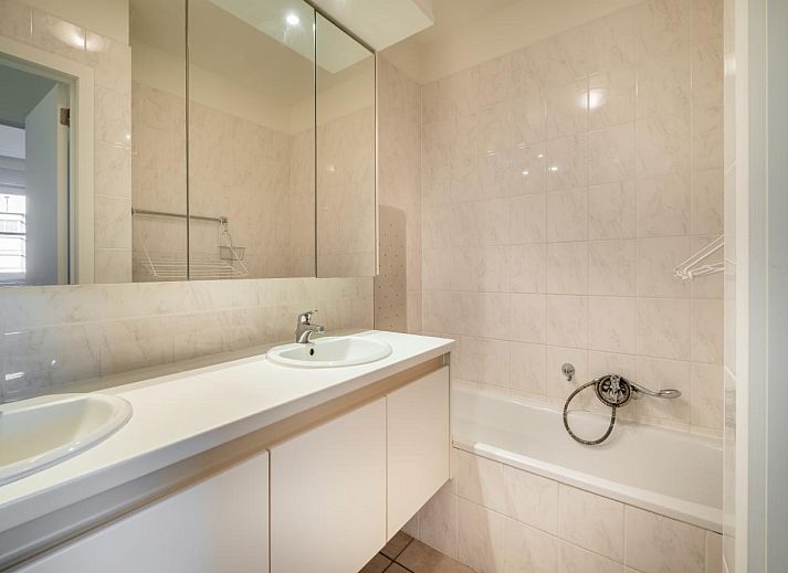 Lichte woonkamer van vakantiehuis Cat Tweede in Sint-Idesbald, West-Vlaanderen, met modern interieur en uitzicht op de omgeving.