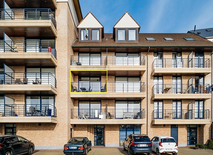 Gezellige woonkamer in vakantiehuis Cat Tweede, Sint-Idesbald, met comfortabele zithoek en moderne inrichting in West-Vlaanderen, Belgie.