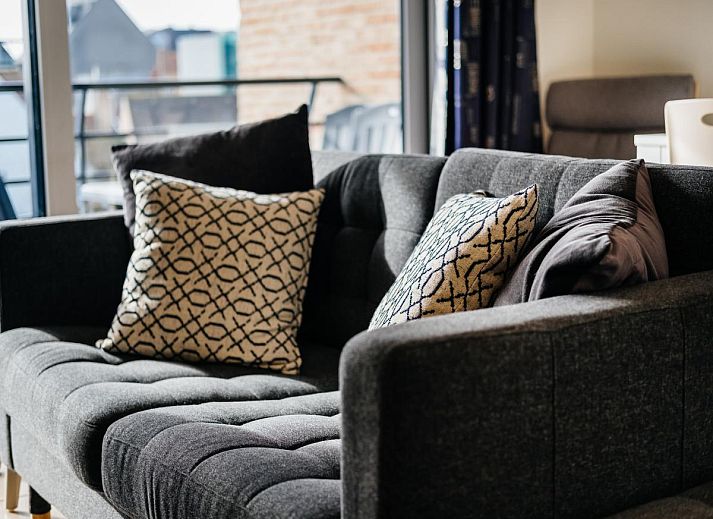 Gezellige woonkamer in vakantiehuis Cat Tweede, Sint-Idesbald, met comfortabele zithoek en moderne inrichting in West-Vlaanderen, Belgie.