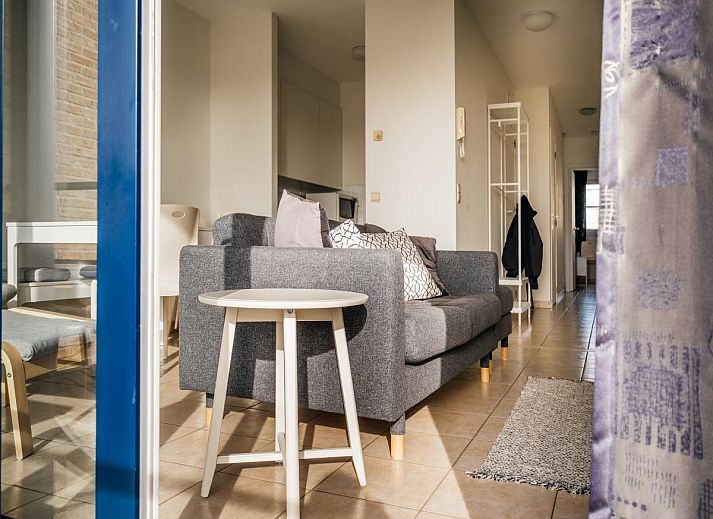 Gezellige woonkamer in vakantiehuis Cat Tweede, Sint-Idesbald, met comfortabele zithoek en moderne inrichting in West-Vlaanderen, Belgie.