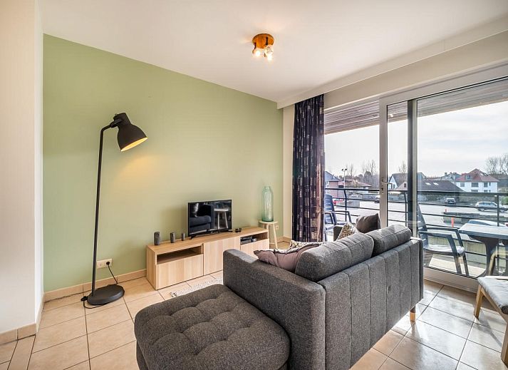 Gezellige woonkamer in vakantiehuis Cat Tweede, Sint-Idesbald, met comfortabele zithoek en moderne inrichting in West-Vlaanderen, Belgie.