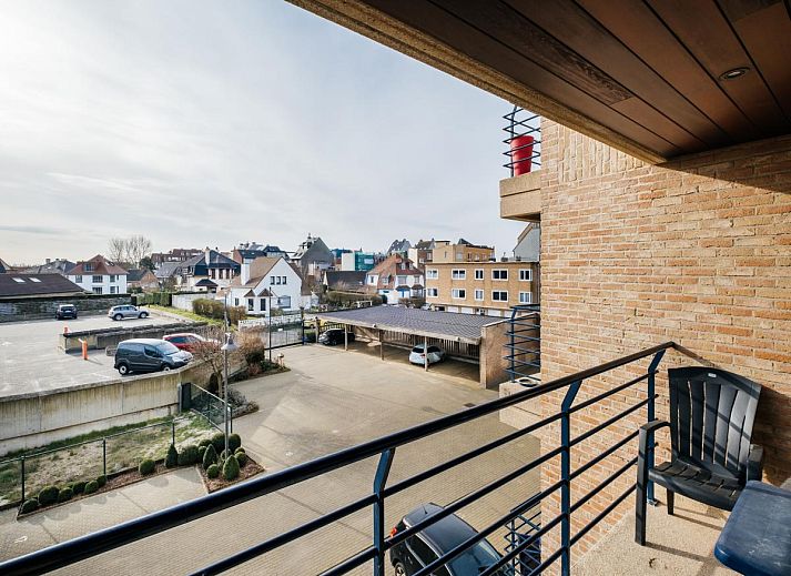 Moderne keuken in vakantiehuis Cat Tweede, Sint-Idesbald, West-Vlaanderen, met strakke witte kasten en volledige uitrusting.