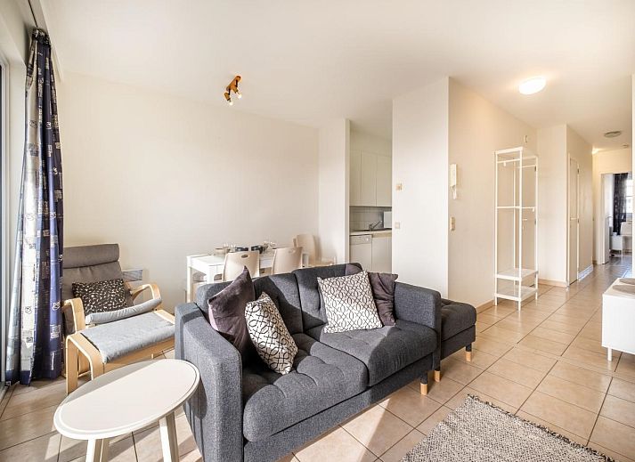 Moderne keuken in vakantiehuis Cat Tweede, Sint-Idesbald, West-Vlaanderen, met strakke witte kasten en volledige uitrusting.