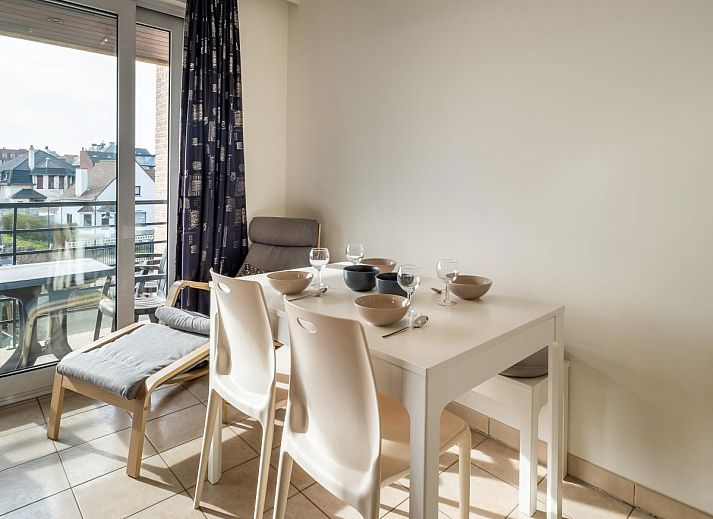 Moderne keuken in vakantiehuis Cat Tweede, Sint-Idesbald, West-Vlaanderen, met strakke witte kasten en volledige uitrusting.