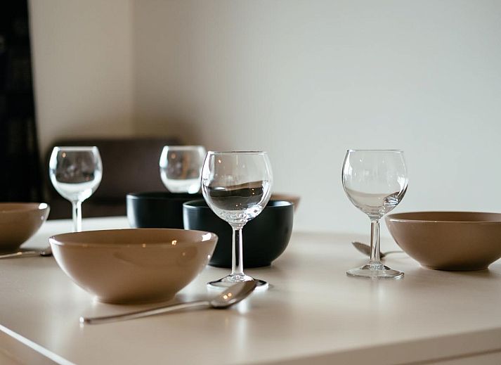 Moderne keuken in vakantiehuis Cat Tweede, Sint-Idesbald, West-Vlaanderen, met strakke witte kasten en volledige uitrusting.