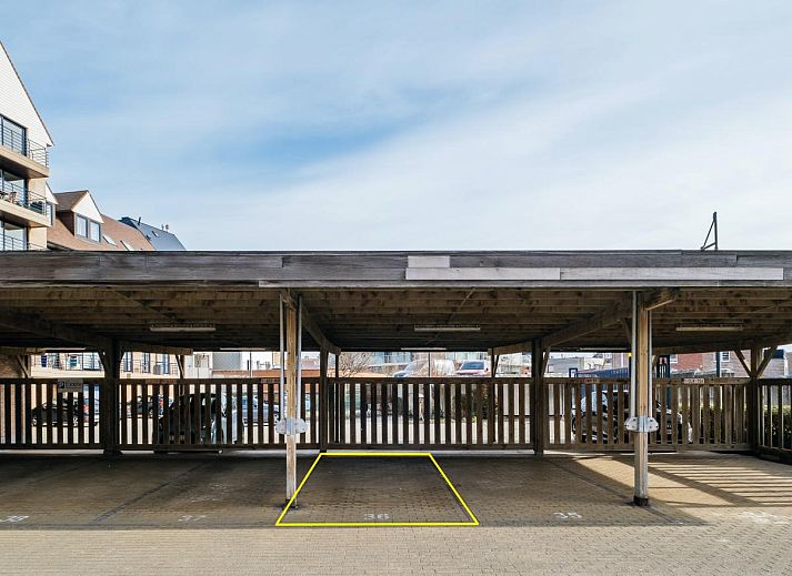 Moderne keuken in vakantiehuis Cat Tweede, Sint-Idesbald, West-Vlaanderen, met strakke witte kasten en volledige uitrusting.
