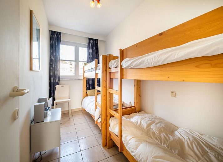 Gezellige slaapkamer in vakantiehuis Cat Tweede, Sint-Idesbald, West-Vlaanderen met houten kasten en natuurlijk licht.