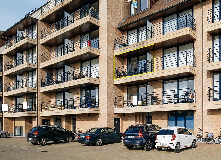 Gezellige slaapkamer in vakantiehuis Cat Tweede, Sint-Idesbald, West-Vlaanderen met houten kasten en natuurlijk licht.