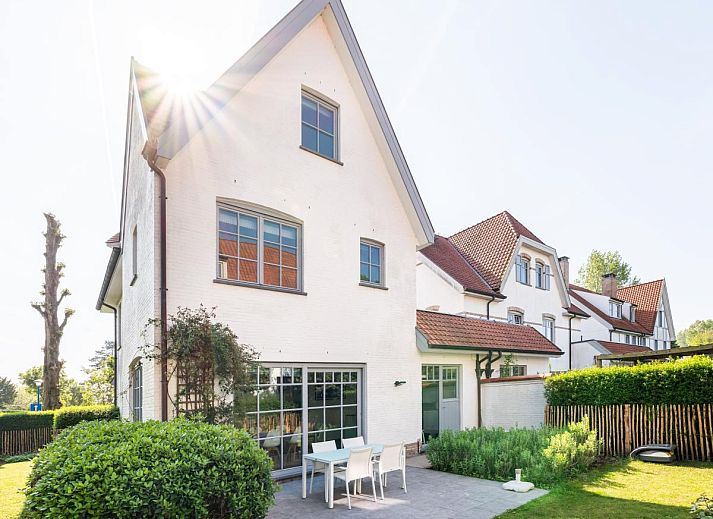 La Matinee vakantiehuis in Sint-Idesbald, West-Vlaanderen, met zonnig terras en groene tuin voor een ontspannen verblijf.