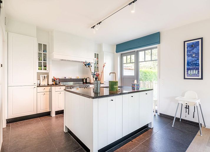 La Matinee vakantiehuis in Sint-Idesbald, West-Vlaanderen, met zonnig terras en groene tuin voor een ontspannen verblijf.